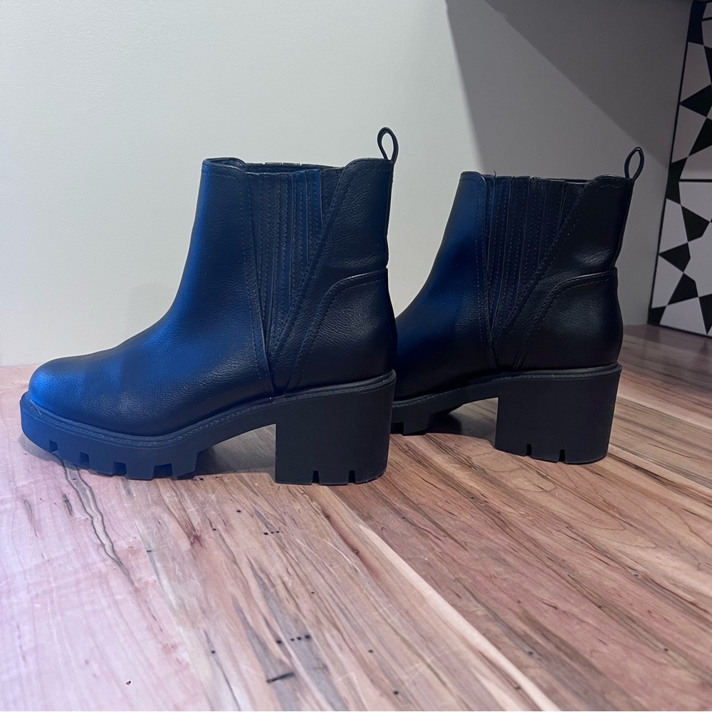 Dolce Vita Black Chunky Ankle Boot Size 8